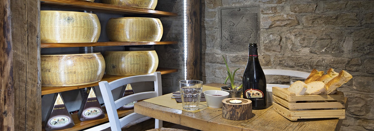 Tavolo della bottega di Fattoria Rossi a Firenze